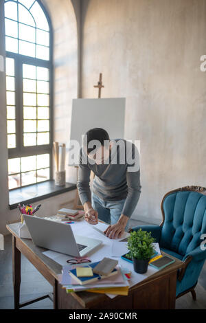 Geschäftsmann sprechen. Stilvolle Geschäftsmann sprechen Bärtigen am Telefon mit Frau Stockfoto