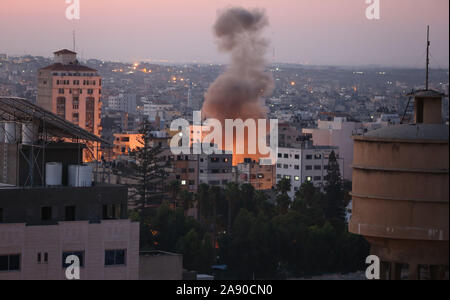 Gaza, Gazastreifen, palästinensischen Gebiet. 12 Nov, 2019. Rauch steigt nach einem israelischen Angriff in Gaza Stadt am November 12, 2019 Kreditkarten: Ashraf Amra/APA-Images/ZUMA Draht/Alamy leben Nachrichten Stockfoto