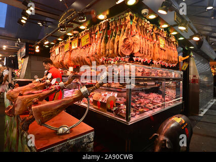 Abschaltdruck zeigt spanischen Schinken für den Verkauf in den Markt La Boqueria. Barcelona, Katalonien, Spanien Stockfoto