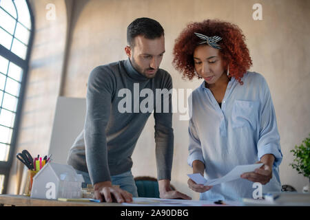 Zwei Innenarchitekten diskutieren Neues Projekt Stockfoto