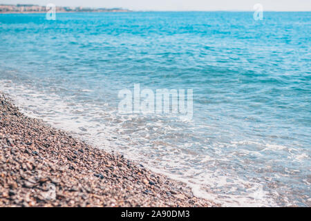 Cote d'Azur im Süden Frankreichs - Kieselsteine am Strand und Meer wave - Idylle Stockfoto