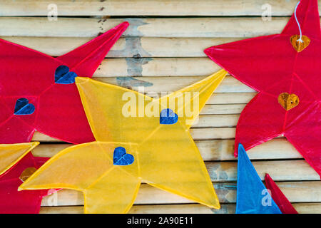 Schließen Sie bis zu traditionellen sternförmige Kite oder Thai name Chula Kite für den Verkauf am lokalen Markt zu fliegen. Selektive konzentrieren. Stockfoto