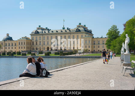 Schloss Drottningholm, Aussicht im Sommer von Touristen, die in der schwedischen Königspalast - Drottningholm (drottningholms Slott) - Auf der Insel Lovön, Schweden. Stockfoto