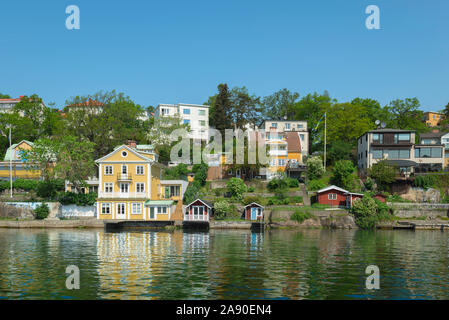 Stockholm direkt am Wasser mit Blick auf die bunten Gebäude am Wasser auf der Insel Stora Essingen entlang der See Malaren in Stockholm, Schweden. Stockfoto