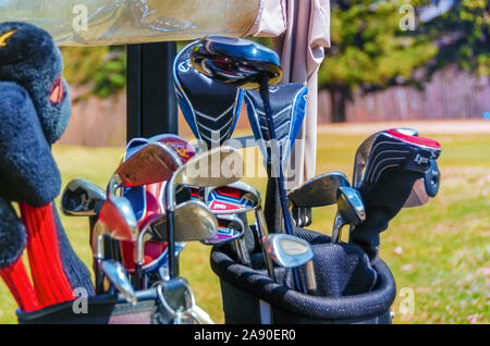 Verschiedene Arten von Golf Clubs in ein Golf Bag auf einem Golf Cart. Treiber, Wedges, Eisen. Stockfoto