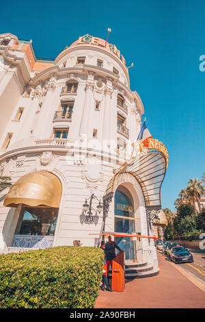 Schön, Provence/Frankreich - September 29, 2018: Türsteher am Eingang zum Hotel Negresco Stockfoto