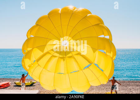 Schön, Provence/Frankreich - September 29, 2018: Strand Anziehung - Parasailing - aktive Zeitvertreib Stockfoto