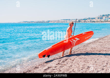 Schön, Provence/Frankreich - 29. September 2018: Nach sportlichen Mann am Strand kommt aus dem Meer mit einem Surfbrett Stockfoto