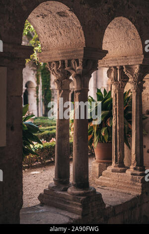 Saint-Remy-de-Provence, Frankreich, 24. September 2018: Blick auf den Innenhof und Garten des alten psychiatrischen Klinik Stockfoto