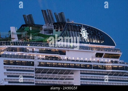 Southampton, Hampshire, England, UK. 12. November 2019. MSC Grandiosa kommt in Großbritannien heute morgen zum ersten Mal auf der Jungfernfahrt. Es ist MSC Kreuzfahrten neuestes Schiff und wurde in Hamburg am Samstag Abend die Kleinkindtaufe. Es ist die erste Meraviglia Plus klasse Schiff für MSC, bei 1089 m in der Länge. Es verfügt über 12 Restaurants, 2 brandneue zeigt von Cirque du Soleil am Meer, besonders für MSC erstellt. MSC Grandiosa kann 6334 Passagiere und 1704 Besatzungsmitglieder. Credit: Andrew Bartlett/Alamy leben Nachrichten Stockfoto