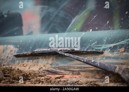 Nahaufnahme von einem schlammigen Wind ein Off-Road Auto nach einem Rennen. Stockfoto