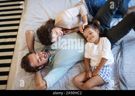 Happy Family Fun Zeit zu Hause in Stockfoto