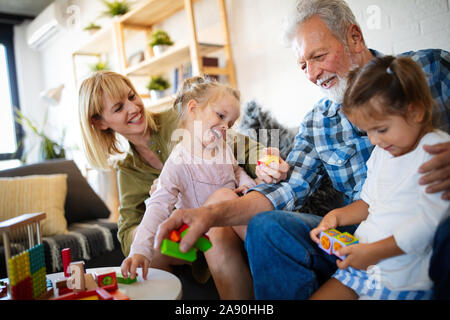 Senior Großeltern mit Enkelkindern spielen und Spaß haben mit der Familie Stockfoto