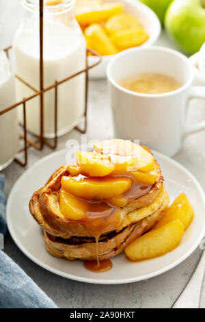 French Toast mit Caramel apple Topping, saisonale Frühstück fallen Stockfoto