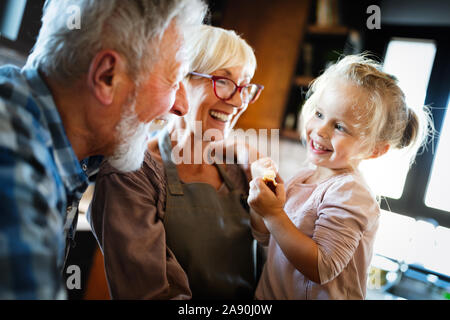 Glückliche Großeltern Spaß mal mit Kindern zu Hause Stockfoto