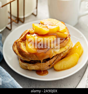 French Toast mit Caramel apple Topping, saisonale Frühstück fallen Stockfoto