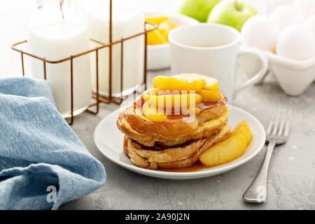 French Toast mit Caramel apple Topping, saisonale Frühstück fallen Stockfoto