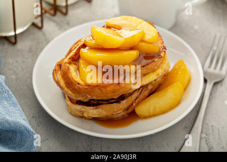 French Toast mit Caramel apple Topping, saisonale Frühstück fallen Stockfoto