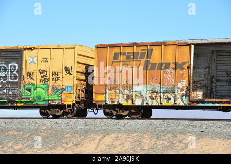 Salton Sea, Kalifornien/USA - 03.November 2019: Graffiti auf Reisen Güterwagen am Salton Sea in Kalifornien Stockfoto