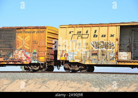 Salton Sea, Kalifornien/USA - 03.November 2019: Graffiti auf Reisen Güterwagen am Salton Sea in Kalifornien Stockfoto