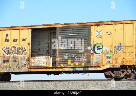 Salton Sea, Kalifornien/USA - 03.November 2019: Graffiti auf Reisen Güterwagen am Salton Sea in Kalifornien Stockfoto