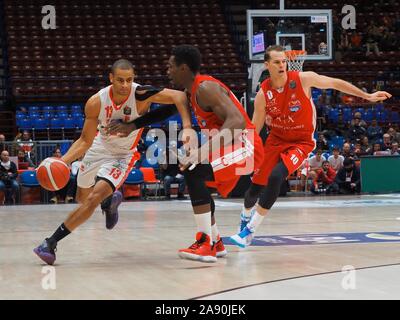 Mailand, Italien. 11 Nov, 2019. salumi von oriora Pistoia behindert von Paul biligha von ax Armani Olimpia milanoduring AX Armani Exchange Olimpia Milano vs OriOra Pistoia, Italienische Basketball eine Serie Meisterschaft in Mailand, Italien, 11. November 2019 - LPS/Savino Paolella Credit: Savino Paolella/LPS/ZUMA Draht/Alamy leben Nachrichten Stockfoto