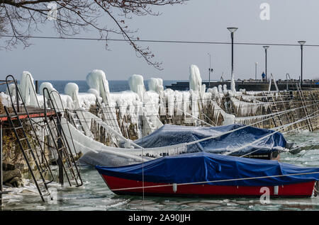 Boote im eisbedeckten Hafen, Bodensee, Romanshorn, Schweiz Stockfoto