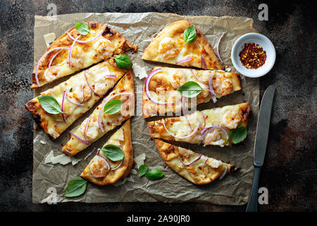 Käse Shrimps Fladen mit frischem Basilikum und rote Zwiebel Stockfoto