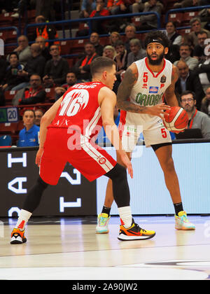 Mailand, Italien. 11 Nov, 2019. petteway von Pistoia behindert durch nedovic dellÃ¢â'¬â"¢ milanoduring AX ax Armani Armani Exchange Olimpia Milano vs OriOra Pistoia, Italienische Basketball eine Serie Meisterschaft in Mailand, Italien, 11. November 2019 - LPS/Savino Paolella Credit: Savino Paolella/LPS/ZUMA Draht/Alamy leben Nachrichten Stockfoto