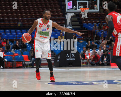 Mailand, Italien. 11 Nov, 2019. dowdell von Pistoia behindert von Mack dellÃ¢â'¬â"¢ milanoduring AX ax Armani Armani Exchange Olimpia Milano vs OriOra Pistoia, Italienische Basketball eine Serie Meisterschaft in Mailand, Italien, 11. November 2019 - LPS/Savino Paolella Credit: Savino Paolella/LPS/ZUMA Draht/Alamy leben Nachrichten Stockfoto