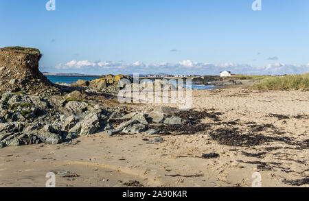 Blick auf den Strand von Porth Tyn Tywyn in der Nähe von Rhosneigr auf der Insel Anglesey, North Wales, UK. Am 29. Oktober 2019 übernommen. Stockfoto