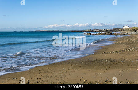 Blick auf den Strand von Porth Tyn Tywyn in der Nähe von Rhosneigr auf der Insel Anglesey, North Wales, UK. Am 29. Oktober 2019 übernommen. Stockfoto