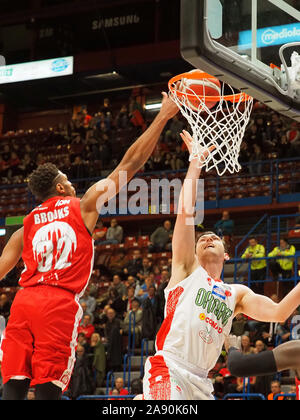 Mailand, Italien. 11 Nov, 2019. Brandt von Pistoia behindert von Brooks dellÃ¢â'¬â"¢ milanoduring AX ax Armani Armani Exchange Olimpia Milano vs OriOra Pistoia, Italienische Basketball eine Serie Meisterschaft in Mailand, Italien, 11. November 2019 - LPS/Savino Paolella Credit: Savino Paolella/LPS/ZUMA Draht/Alamy leben Nachrichten Stockfoto