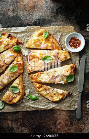 Käse Shrimps Fladen mit frischem Basilikum und rote Zwiebel Stockfoto