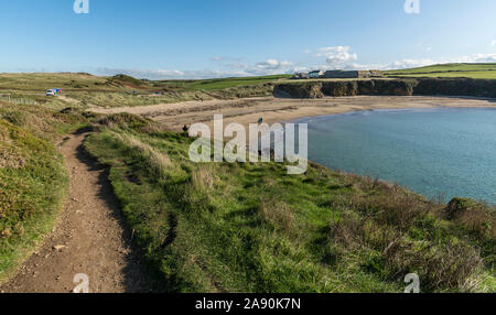 Der Küstenweg zu Fuß von Cable Bay, Rhosneigr auf der Insel Anglesey, North Wales, UK. Am 29. Oktober 2019 übernommen. Stockfoto