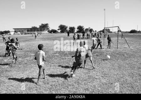 Namib schoolkids Fußball spielen an einem Wettbewerb in Okahandja. Stockfoto