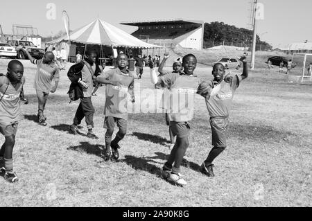 Namib schoolkids Fußball spielen an einem Wettbewerb in Otjiwarongo Stockfoto