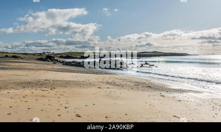 Blick auf den Strand von Porth Tyn Tywyn in der Nähe von Rhosneigr auf der Insel Anglesey, North Wales, UK. Am 29. Oktober 2019 übernommen. Stockfoto