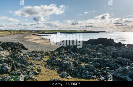 Blick auf den Strand von Porth Tyn Tywyn in der Nähe von Rhosneigr auf der Insel Anglesey, North Wales, UK. Am 29. Oktober 2019 übernommen. Stockfoto