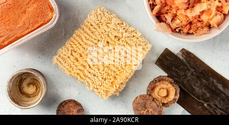 Ramen Zutaten, Panorama overhead Shot. Meer Gemüse Kelp, Soba-Nudeln, Miso einfügen, Sake, Shiitake Pilze, getrocknet bonito Flocken Stockfoto