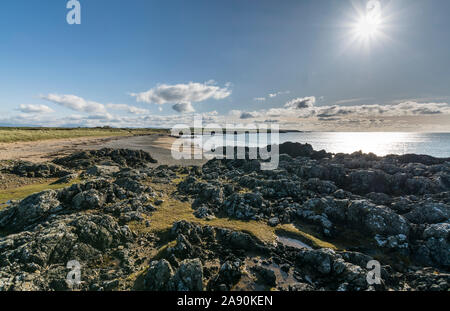 Blick auf den Strand von Porth Tyn Tywyn in der Nähe von Rhosneigr auf der Insel Anglesey, North Wales, UK. Am 29. Oktober 2019 übernommen. Stockfoto