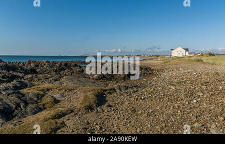 Blick auf den Strand von Porth Tyn Tywyn in der Nähe von Rhosneigr auf der Insel Anglesey, North Wales, UK. Am 29. Oktober 2019 übernommen. Stockfoto