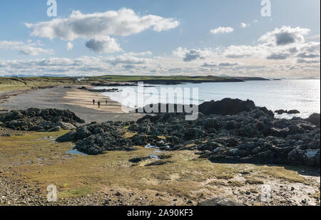 Blick auf den Strand von Porth Tyn Tywyn in der Nähe von Rhosneigr auf der Insel Anglesey, North Wales, UK. Am 29. Oktober 2019 übernommen. Stockfoto