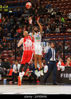 Mailand, Italien. 11 Nov, 2019. petteway von Pistoia tira behindert durch weiße dellÃ¢â'¬â"¢ milanoduring AX ax Armani Armani Exchange Olimpia Milano vs OriOra Pistoia, Italienische Basketball eine Serie Meisterschaft in Mailand, Italien, 11. November 2019 - LPS/Savino Paolella Credit: Savino Paolella/LPS/ZUMA Draht/Alamy leben Nachrichten Stockfoto