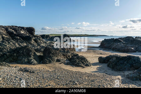 Blick auf den Strand von Porth Tyn Tywyn in der Nähe von Rhosneigr auf der Insel Anglesey, North Wales, UK. Am 29. Oktober 2019 übernommen. Stockfoto