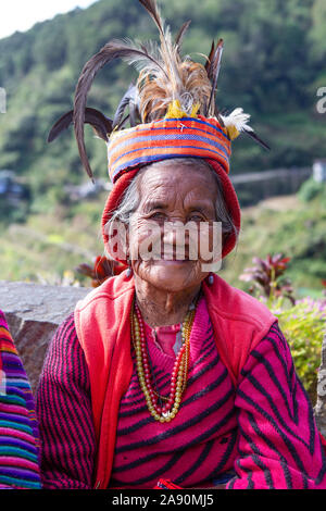 Ein igorot Frau posiert für ein Foto auf dem Wanderweg in der Nähe der Reisterrassen, Banaue, Philippinen Stockfoto