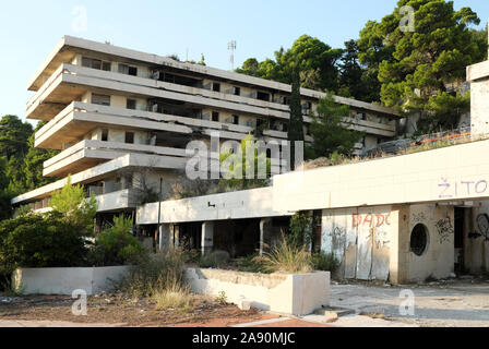 Kupari Beach Resort, Kroatien. Die Bucht der verlassenen Hotels. Das Hotel Goricina wurde nach dem Heimatkrieg von der jugoslawischen Armee verlassen Stockfoto