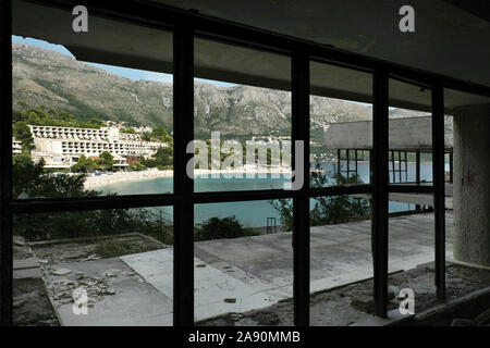 Kupari Beach Resort, Kroatien. Die Bucht von verlassenen Hotels. Die bombardiert, geplündert und zerstört Hotels durch die JNA aufgegeben, nachdem die Heimat Krieg Stockfoto