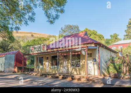 PILGRIMS REST, SÜDAFRIKA - 21. MAI 2019: eine Straße, Szene, mit der historischen Royal Liquor Store, in Pilgrims Rest, Mpumalanga Stockfoto