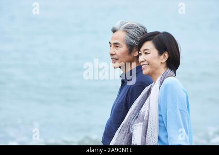 Ältere japanische Paar am Strand Stockfoto